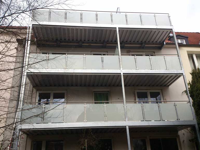Balkon aus Stahl und Glas