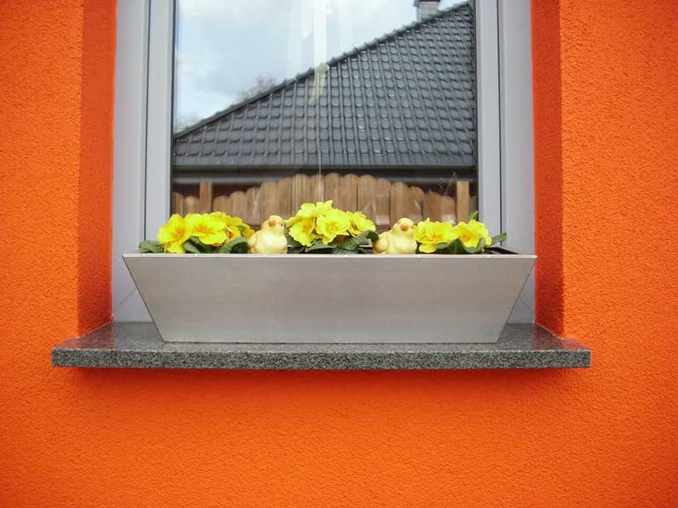 Blumenkübel auf Fensterbank
